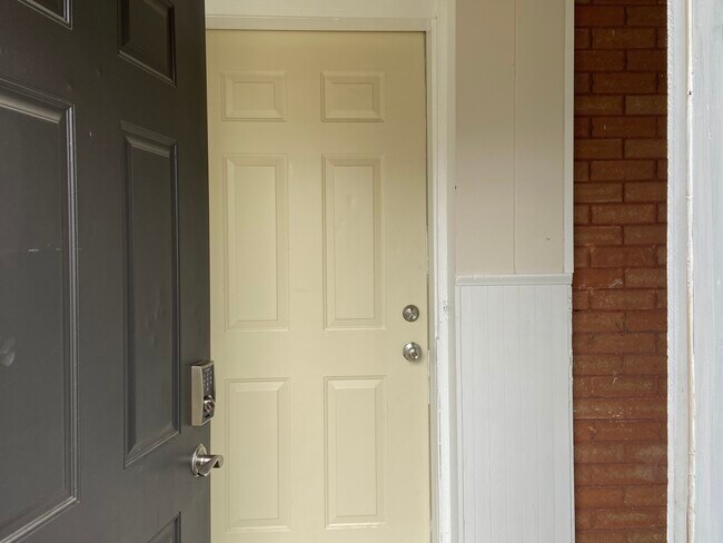 La entrada para la unidad 2 está justo a través de la puerta delantera - 479 Michigan St.