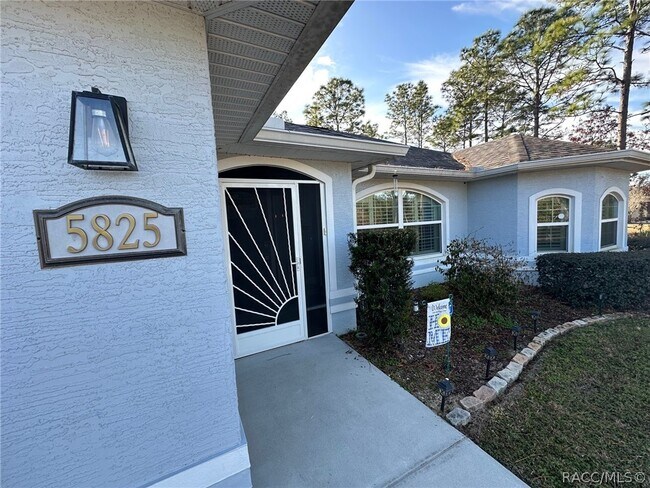 Foto del edificio - 5825 N Larkspur Way