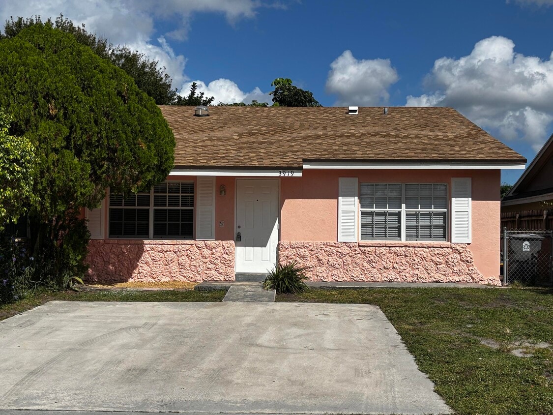 Primary Photo - 3919 Wilshire St