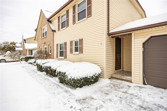 Building Photo - 16 Sanders Farm Dr