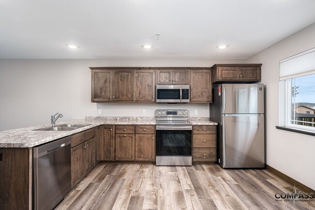 Building Photo - SPACIOUS AND MODERN TOWNHOME