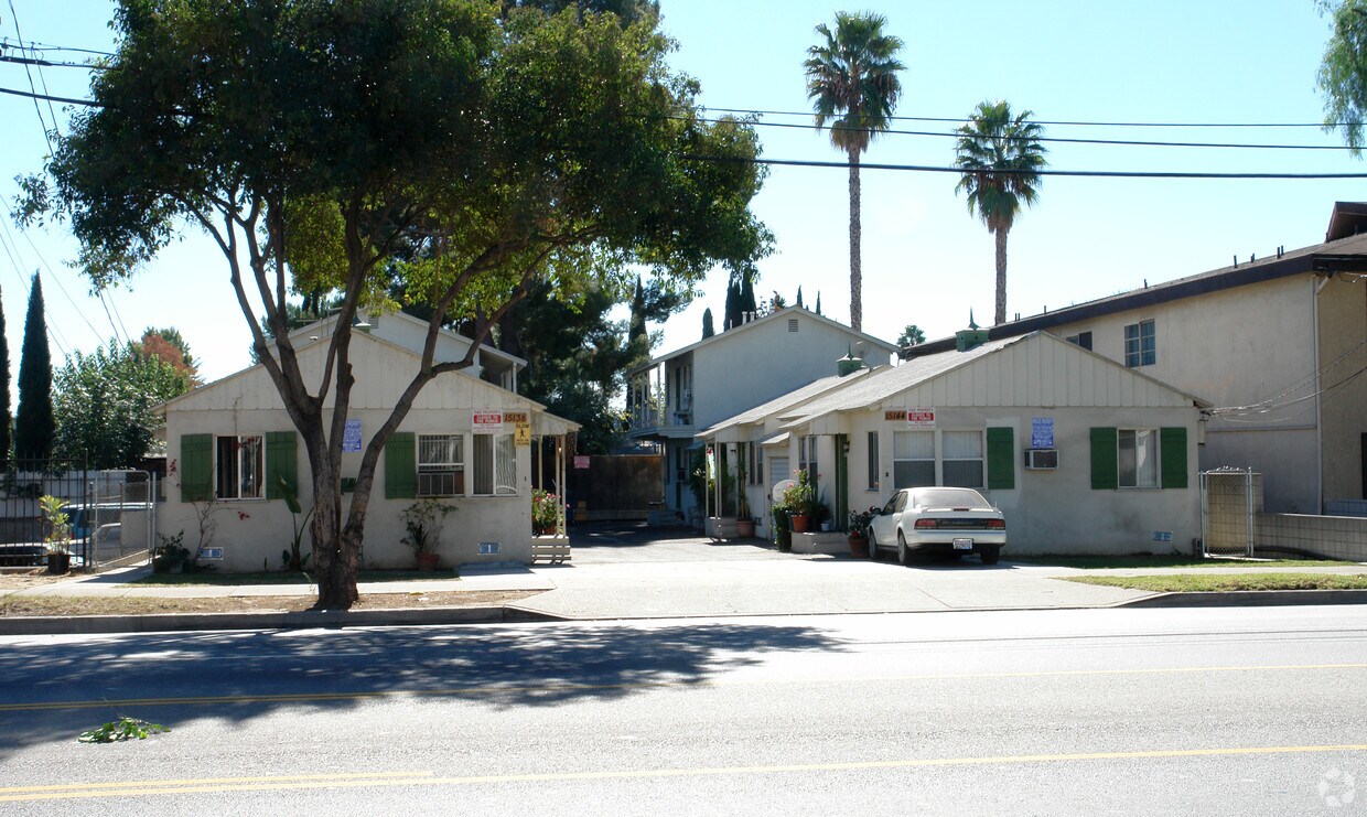 Foto del edificio - 15138-15144 Victory Blvd