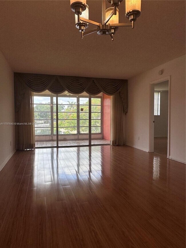 Foto del edificio - 5860 NW 64th Ave
