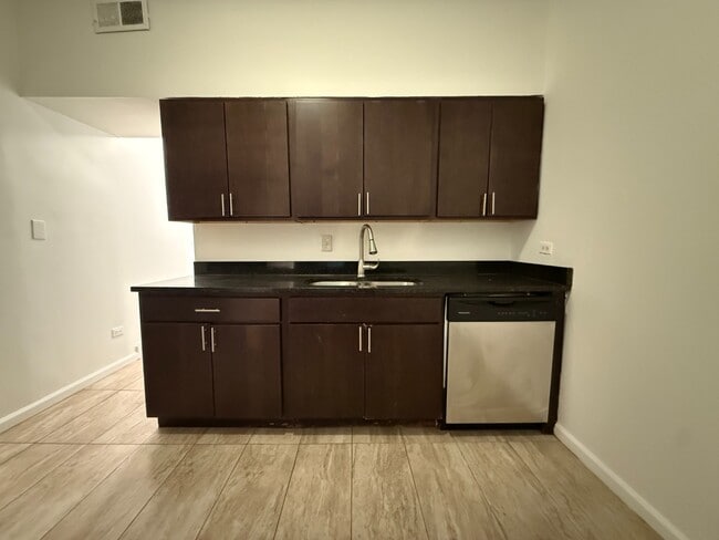Building Photo - Rogers Park 2 Bed 1 Bath/ Dog Friendly / First Floor Unit