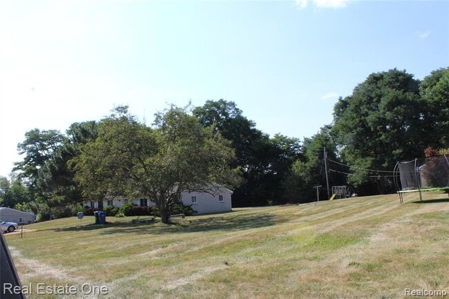 Building Photo - 37 /39 Maplecrest Dr