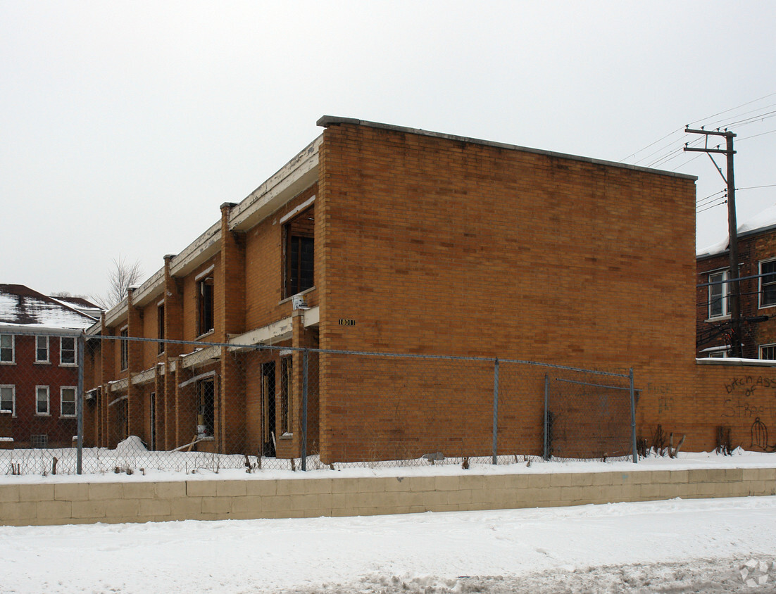 Primary Photo - SCHOENHERR APARTMENTS