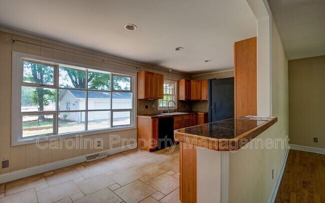 Building Photo - 7024 Thorncliff Dr