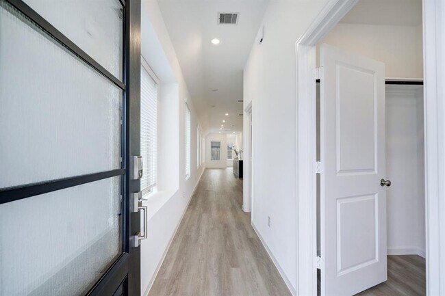 Building Photo - 27022 Lanes Dr