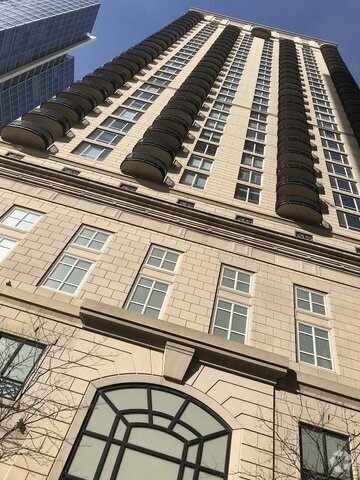Building Photo - 10 E Delaware Pl