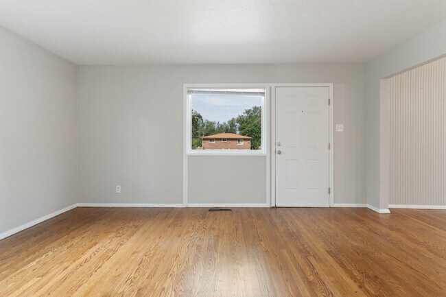 Building Photo - 1409 Custer Ave