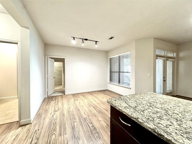 Foto del edificio - 3333 Weslayan St