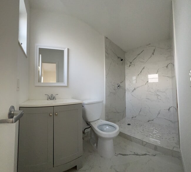 Building Photo - 501 SW 60th Ct
