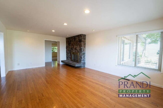 Building Photo - 20 Portola Ave