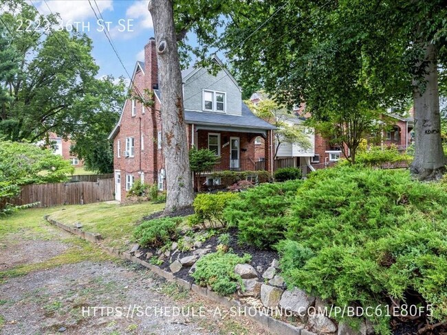 Foto del edificio - Vintage Hillcrest Home with huge Backyard