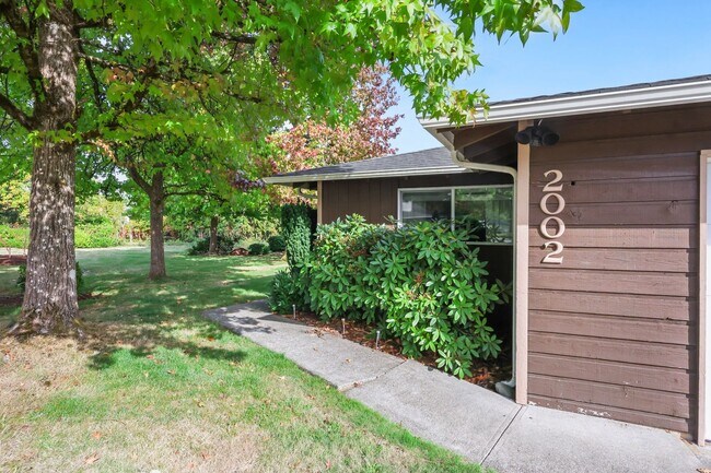 Building Photo - MOVE IN READY NOW! Normandy Park 1 level 2...
