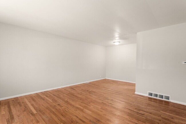 Building Photo - 1536 Byron Dr