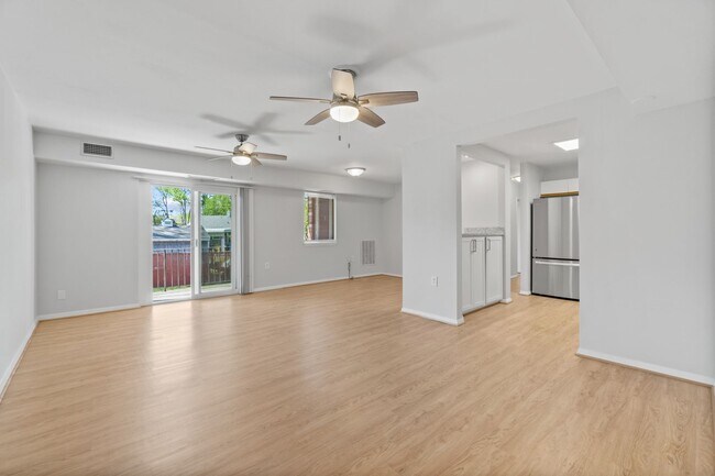 Foto del edificio - Fairwinds. Renovated and Updated. Spacious 2 bed 2 bath ground level condo in Annapolis!
