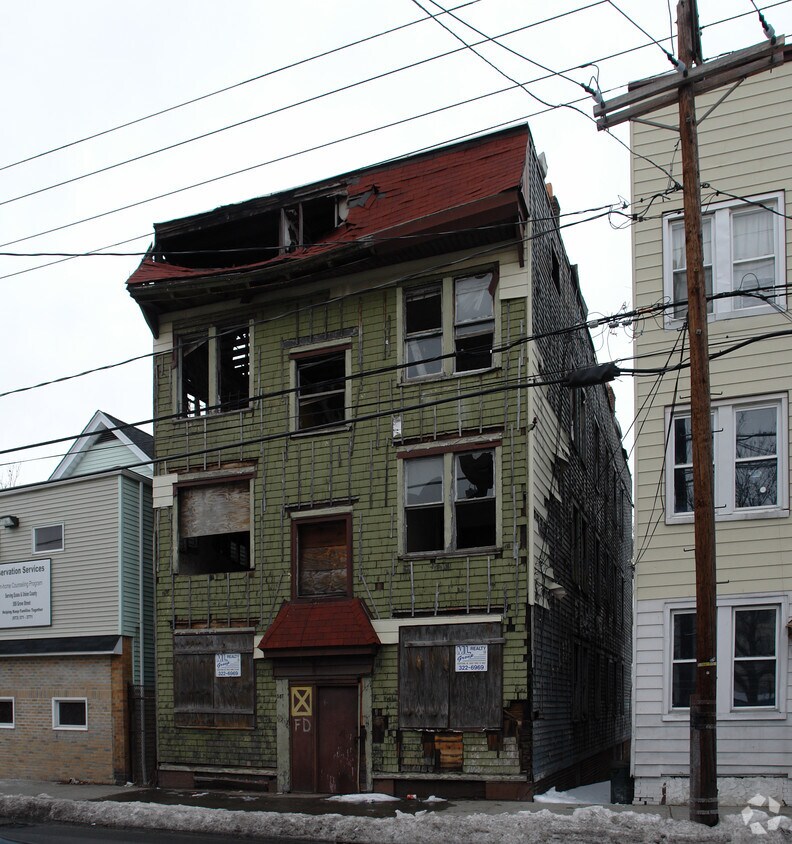 Building Photo - 587 Grove St