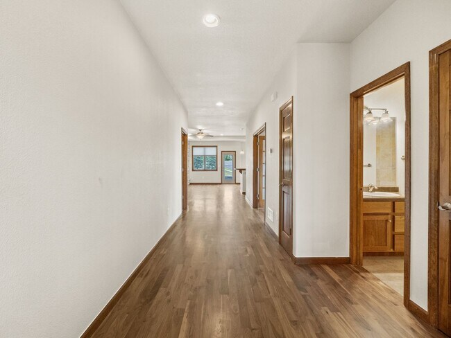 Foto del edificio - Exceptionally Spacious in the Pointe!