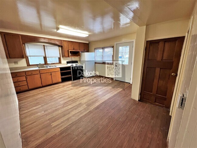 Foto del edificio - 414 E 7th-4 Bedroom Home