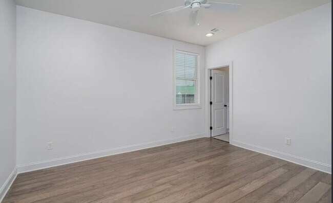 Building Photo - 3 bedroom, 3 bath townhome conveniently lo...