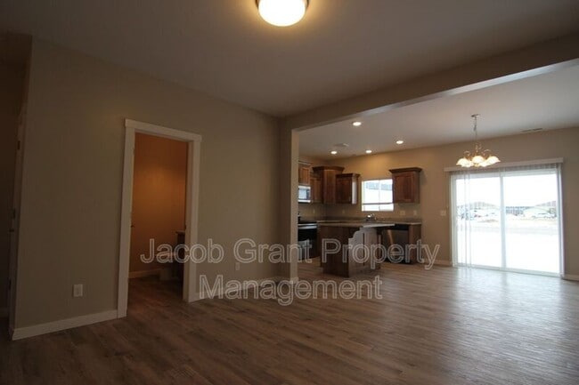 Building Photo - 650 Ruby Cir