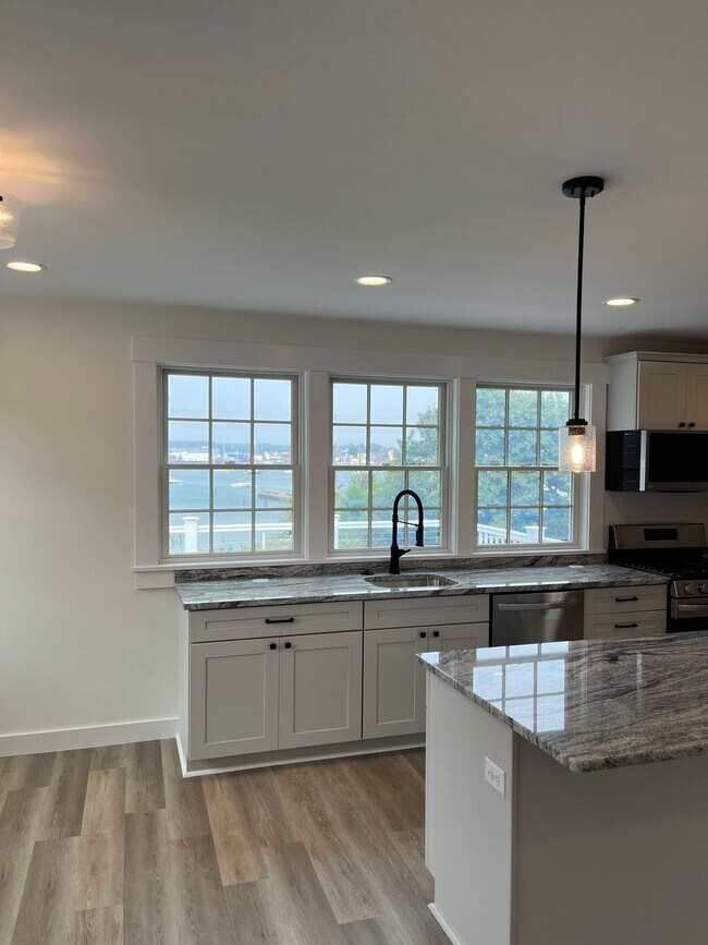 Building Photo - 169 E Main St