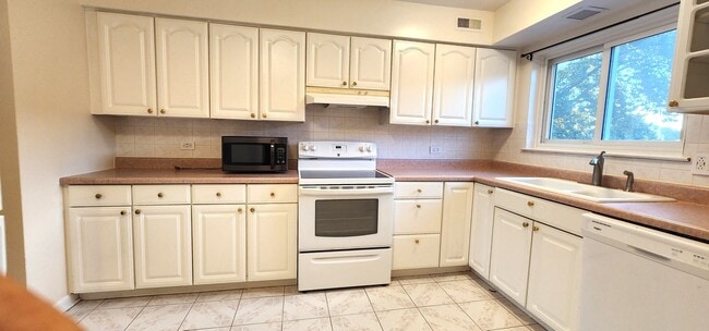 Foto del edificio - 9461 Bay Colony Dr