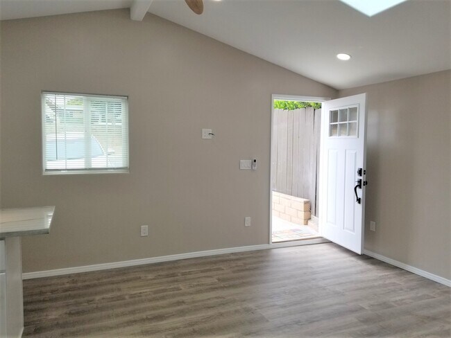 Building Photo - 915 Santa Fe Dr