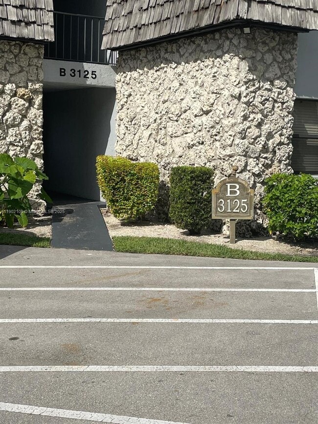 Building Photo - 3125 Oakland Shores Dr