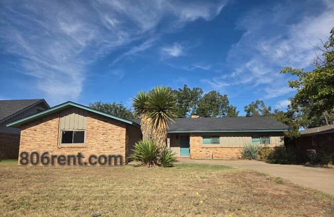 Building Photo - Spacious 3/2/2 - Newly remodeled Kitchen a...