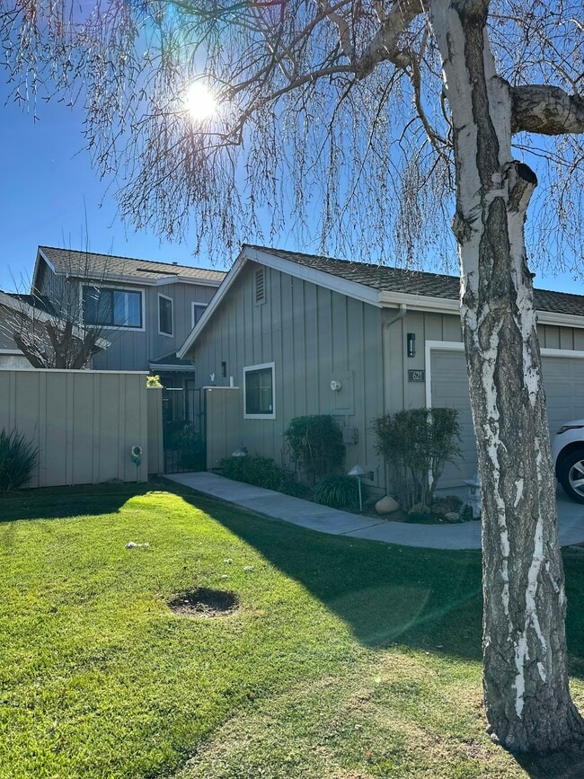 Building Photo - 621 Helen Ct