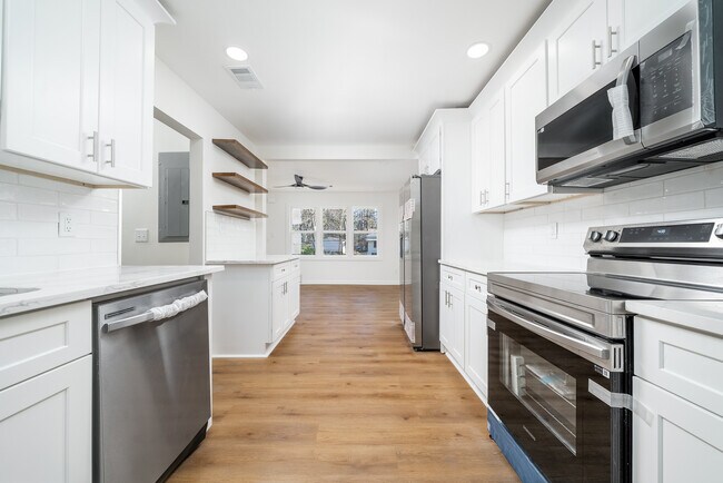 Building Photo - 2215 Gordon Cir SE
