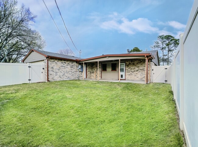 Large backyard with white modern vinyl fences - 7450 Emory Oak Ln