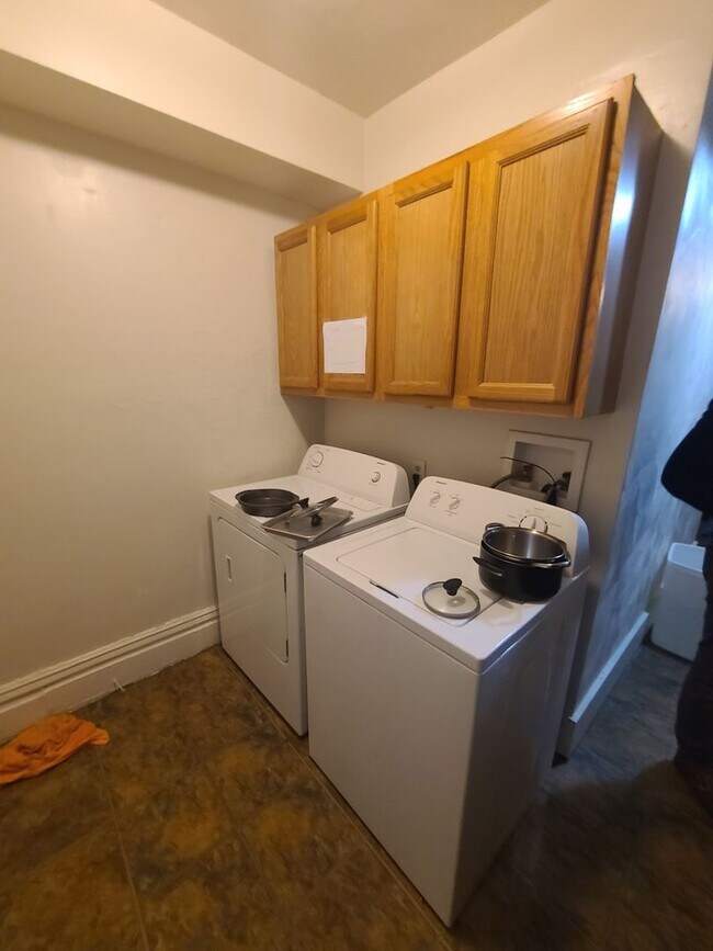 349 Atwood St Unit Upstairs, Pittsburgh, PA 15213 Room for Rent in