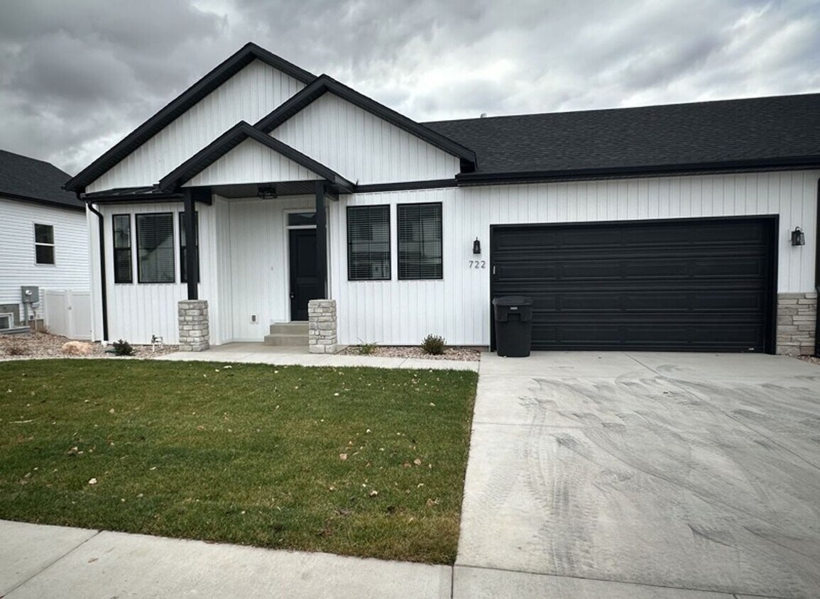 Foto principal - 714 S Liberty Cove Dr