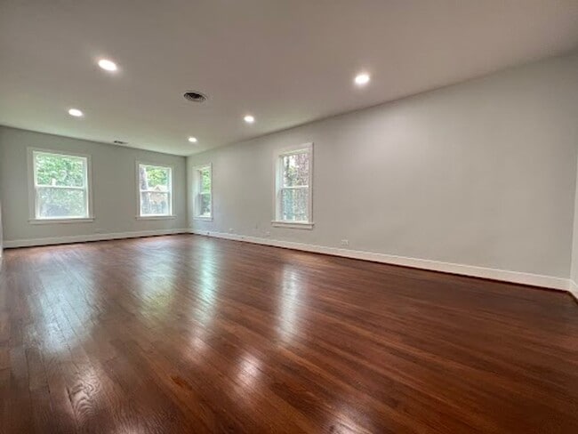 Building Photo - 2420 White Oak Dr