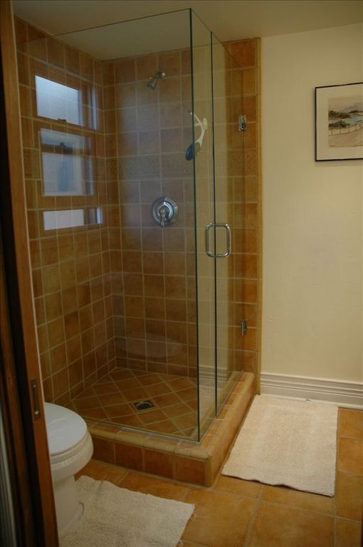 Baño en la planta superior con ducha. - 501 Beach Dr