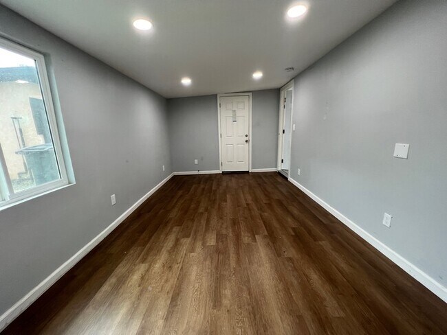 Foto del edificio - 211 S Victoria Ave