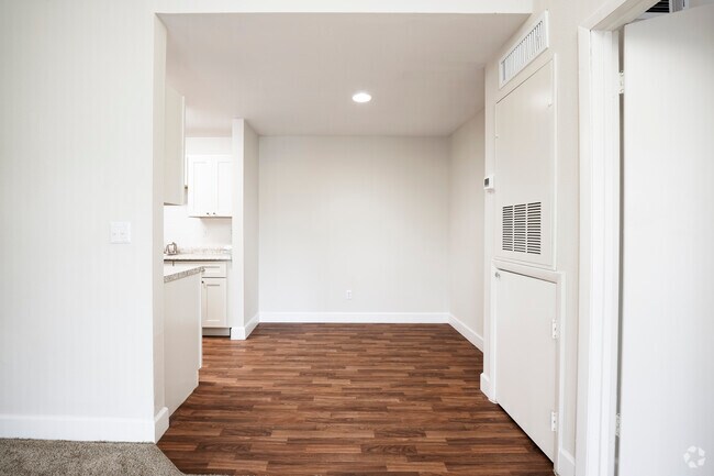 1BS, 1BA Cape Cod - 650SF - Comedor - The Breakers Apartments