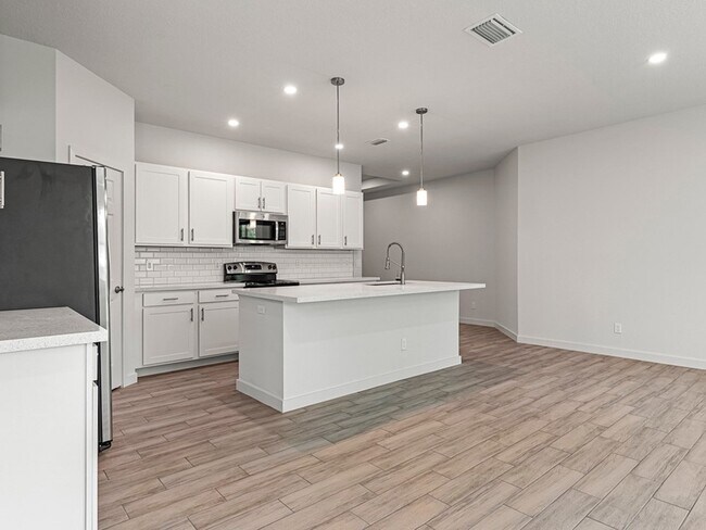 Building Photo - 6804 Ocala Ave