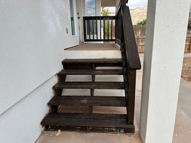 Building Photo - *utilities included* Remodeled 3 bed 3 bath apartment