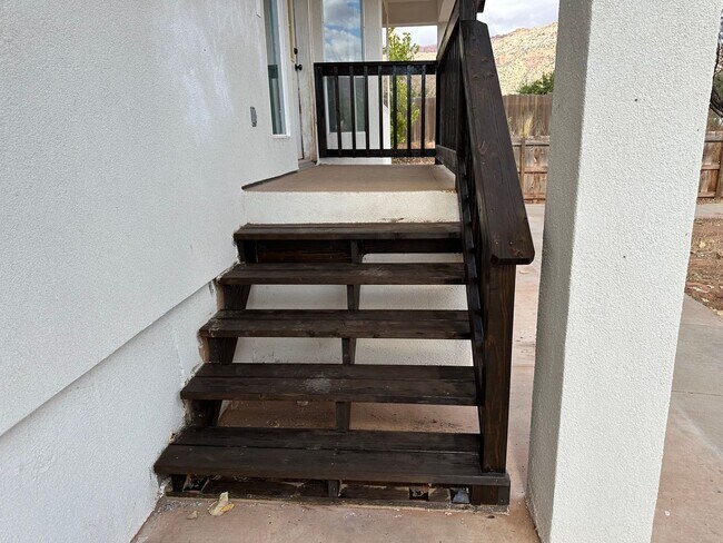 Foto del edificio - *utilities included* Remodeled 3 bed 3 bath apartment