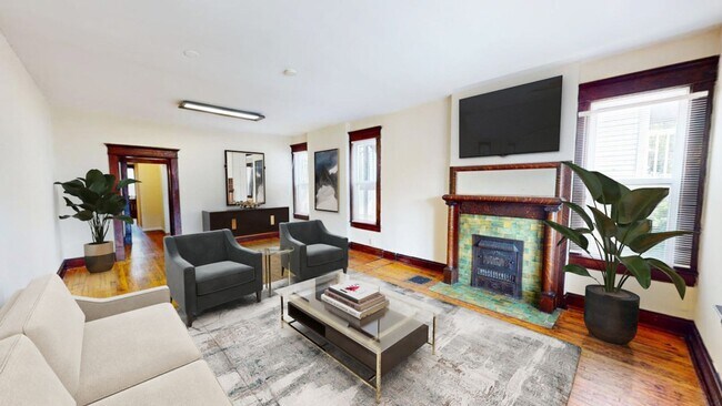 Foto del edificio - 7 BEDROOMS + 3 FULL BATHROOMS + 2 FULL SIZ...