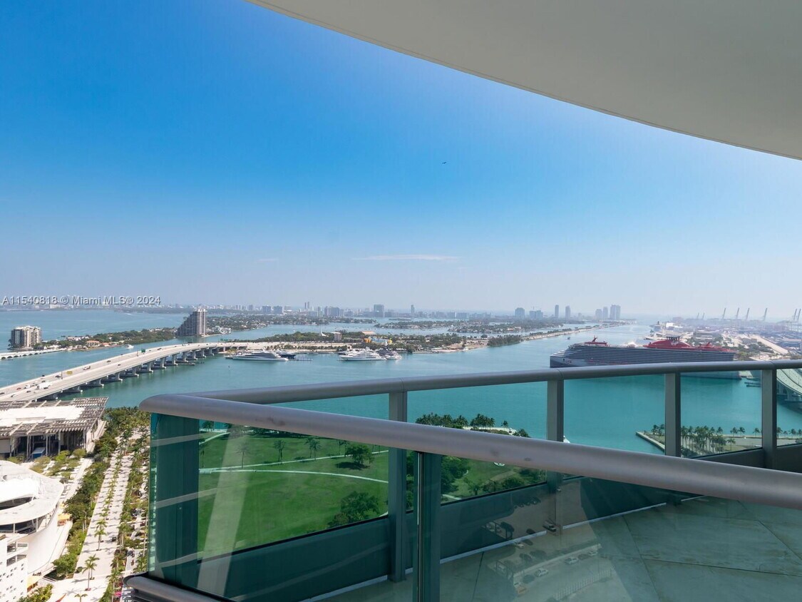 Foto principal - 900 Biscayne Blvd