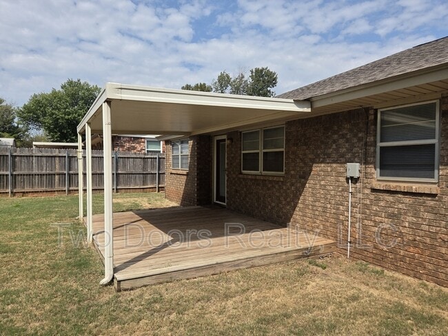 Building Photo - 904 E Hills Dr