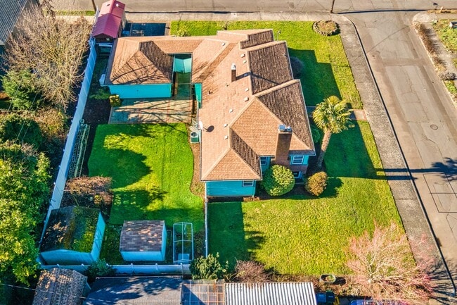 Building Photo - 1910 NE Cramer St