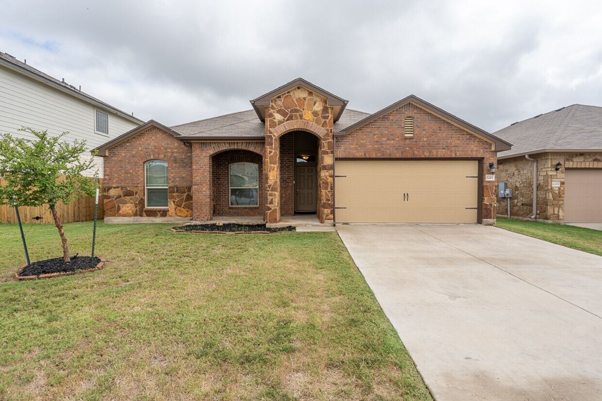 Primary Photo - Spacious 3-Bedroom, 2-Bath Home in Lake Po...