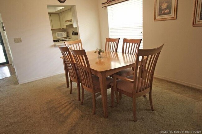 Building Photo - 611 SW South River Dr