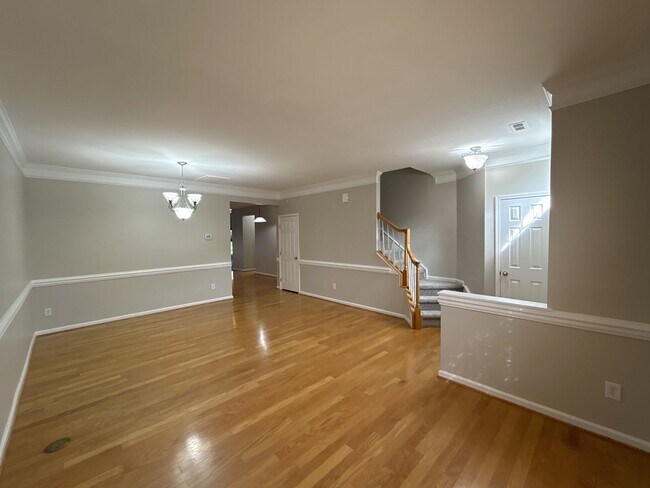 Building Photo - Spacious, gorgeous 3 BR 2.5 BA townhome in...